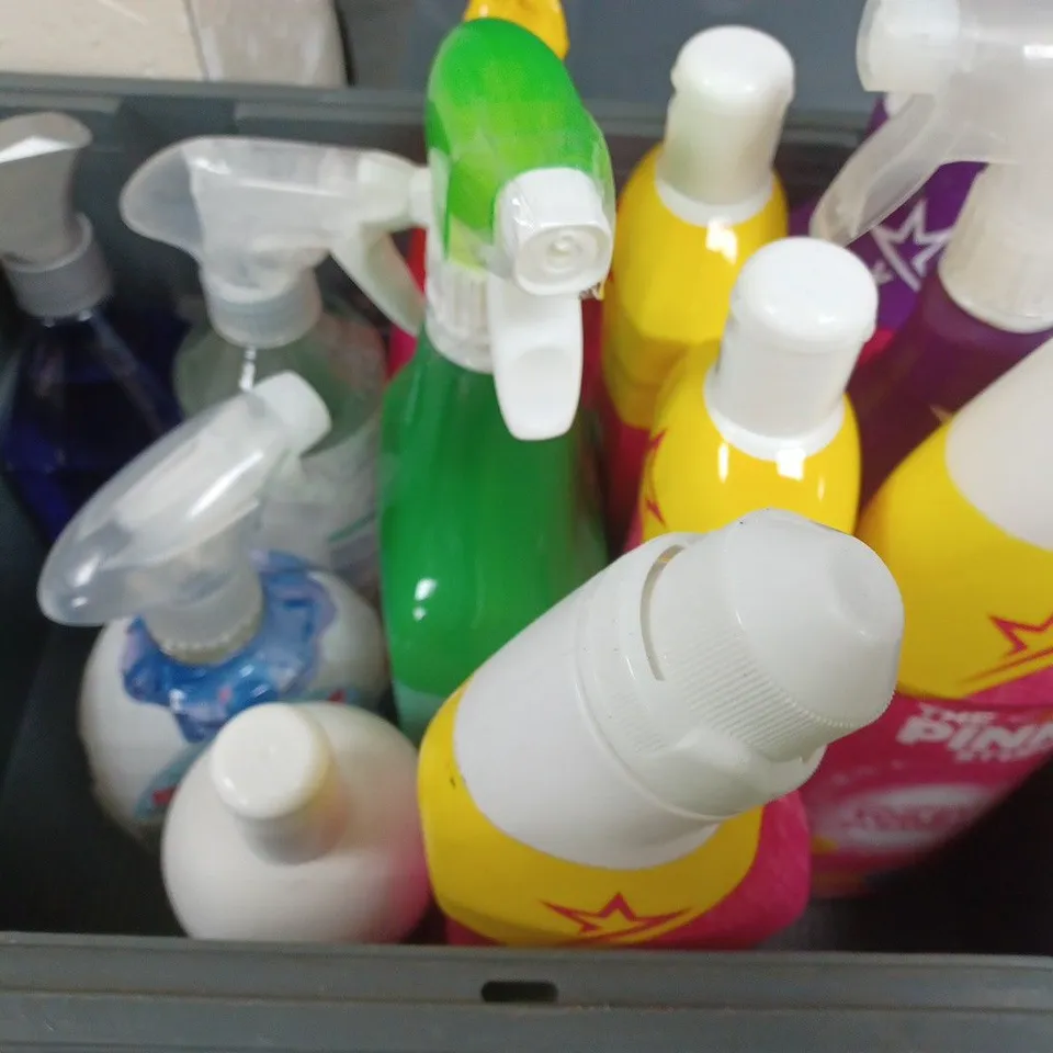 APPROXIMATELY 10 ASSORTED HOUSEHOLD ITEMS TO INCLUDE LENOR CREASE RELEASER, PINK STUFF WINDOW & GLASS CLEANER, ETC - COLLECTION ONLY