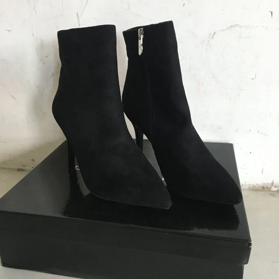 BOXED PAIR OF SIZE 6 FOREVER NEW BRENDA POINTED MID HEEL BOOTS 