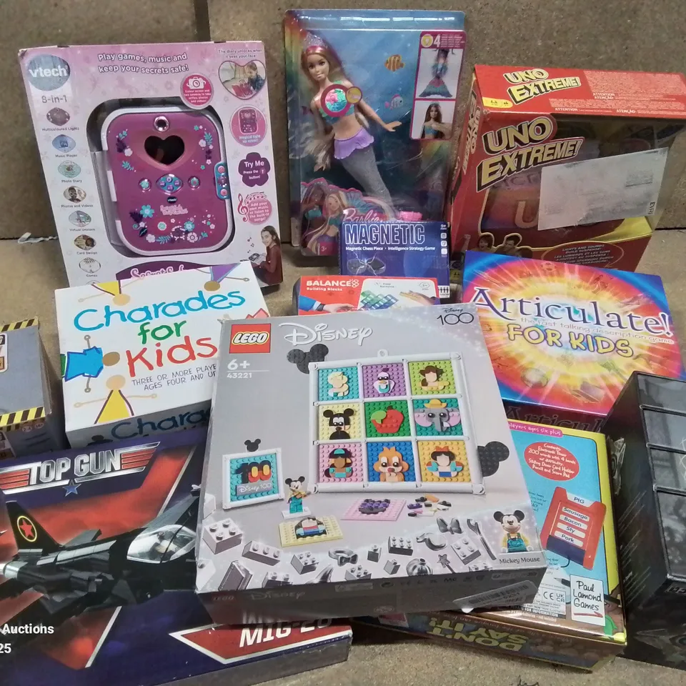 BOX OF APPROXIMATELY 10 KIDS BOXED TOYS TO INCLUDE: TOP GUN PLANE, CHARADES FOR KIDS, VTECH SECRET SAFE DIARY, UNO EXTREME, DON'T SAY IT GAME ETC.