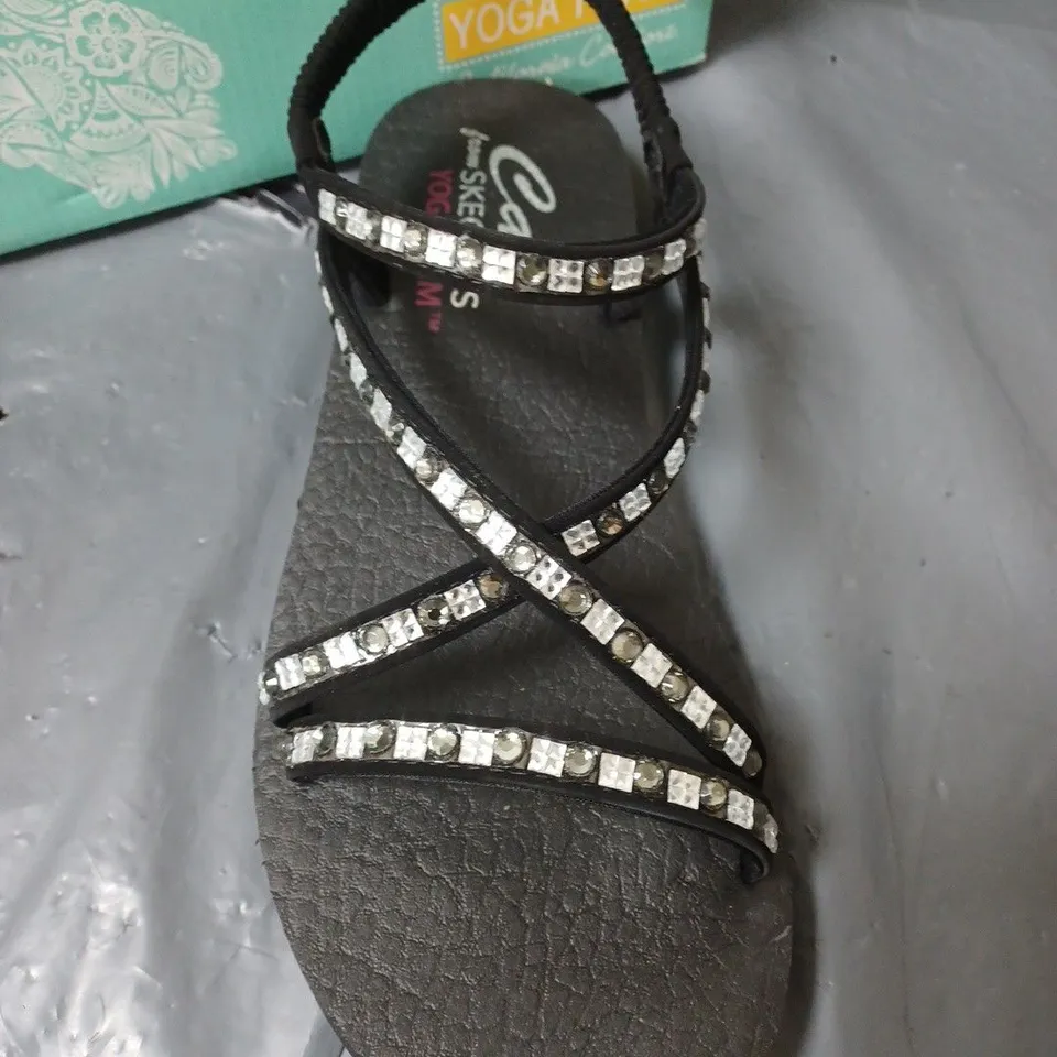 BOXED PAIR OF YOGA FOAM CALI SKECHERS SANDALS UK SIZE 7