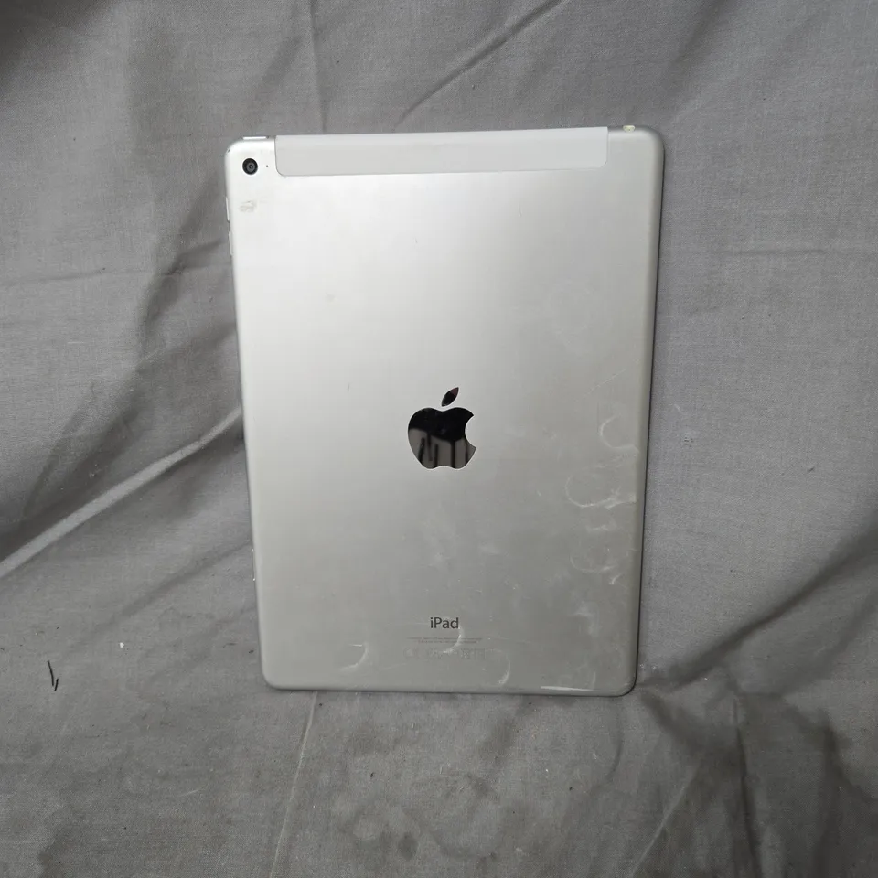 APPLE IPAD – SILVER, CRACKED SCREEN