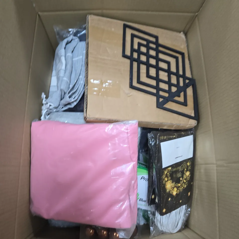 APPROXIMATELY 15 ASSORTED HOUSEHOLD PRODUCTS TO INCLUDE GIFT BAGS, RUBBER GLOVES AND TOWELS