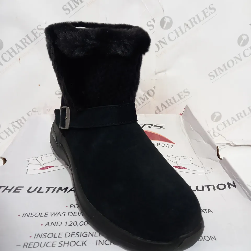 BOXED SKECHERS GO BOOTS IN BLACK - SIZE 6 RRP £20