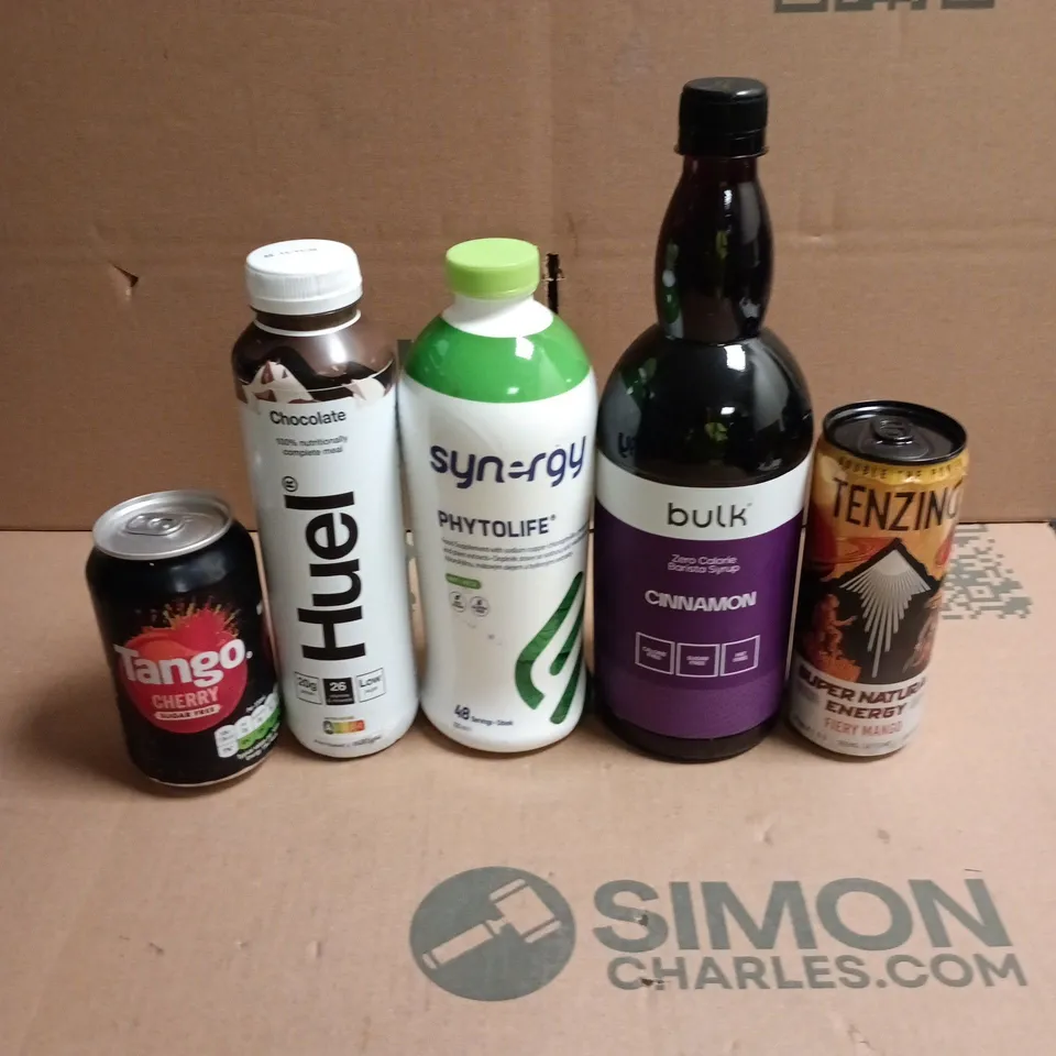 APPROXIMATELY 15 ASSORTED DRINKS ITEMS TO INCLUDE - TANGO CHERRY, BULK CINNAMON BARISTA SYRUP AND HUEL FOOD SUPPLEMENT