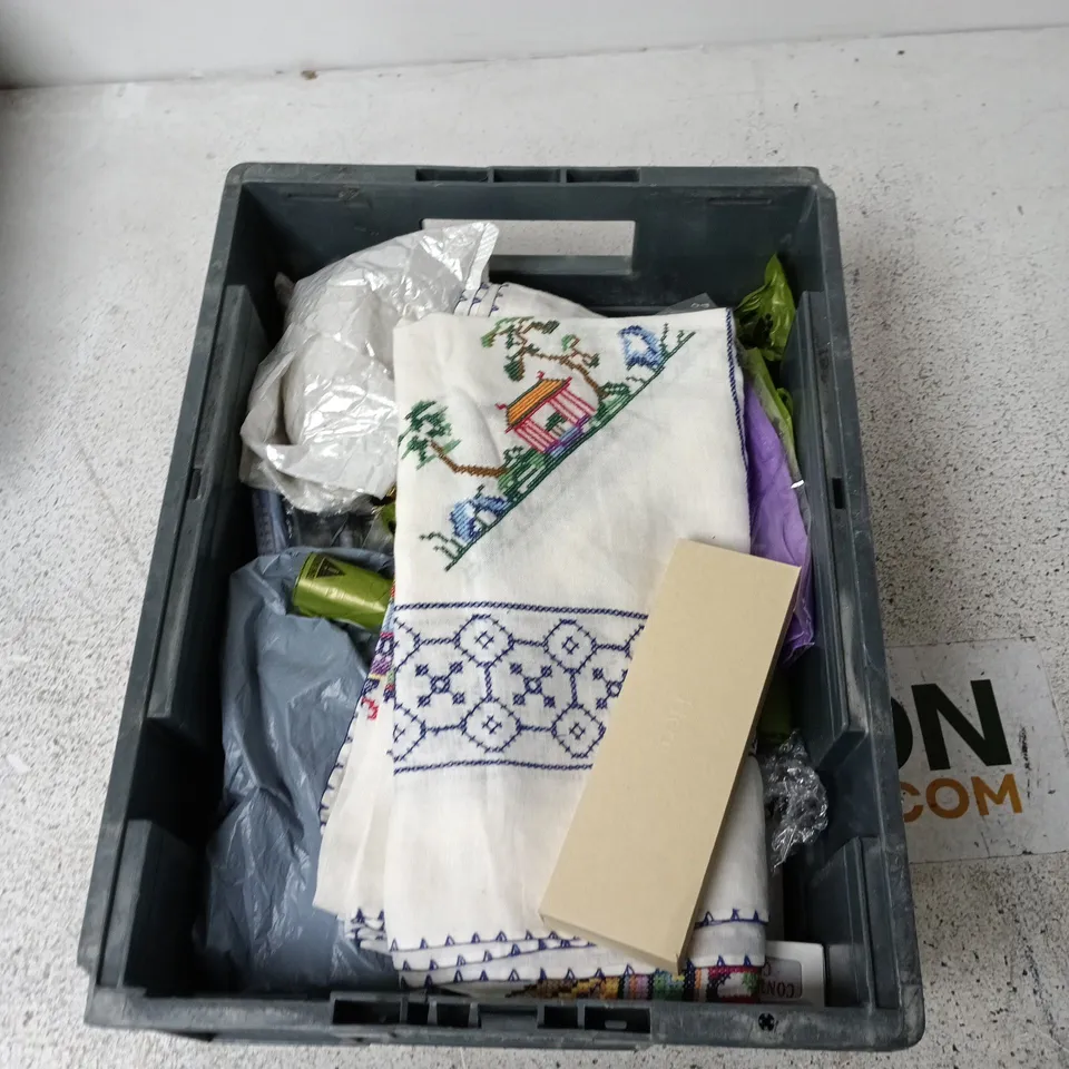 BOX CONTAINING A MIX OF APPROXIMATELY 15 ASSORTED ITEMS INCLUDING FABRIC, SPEAKER, CHRISTMAS DECORATION ETC.