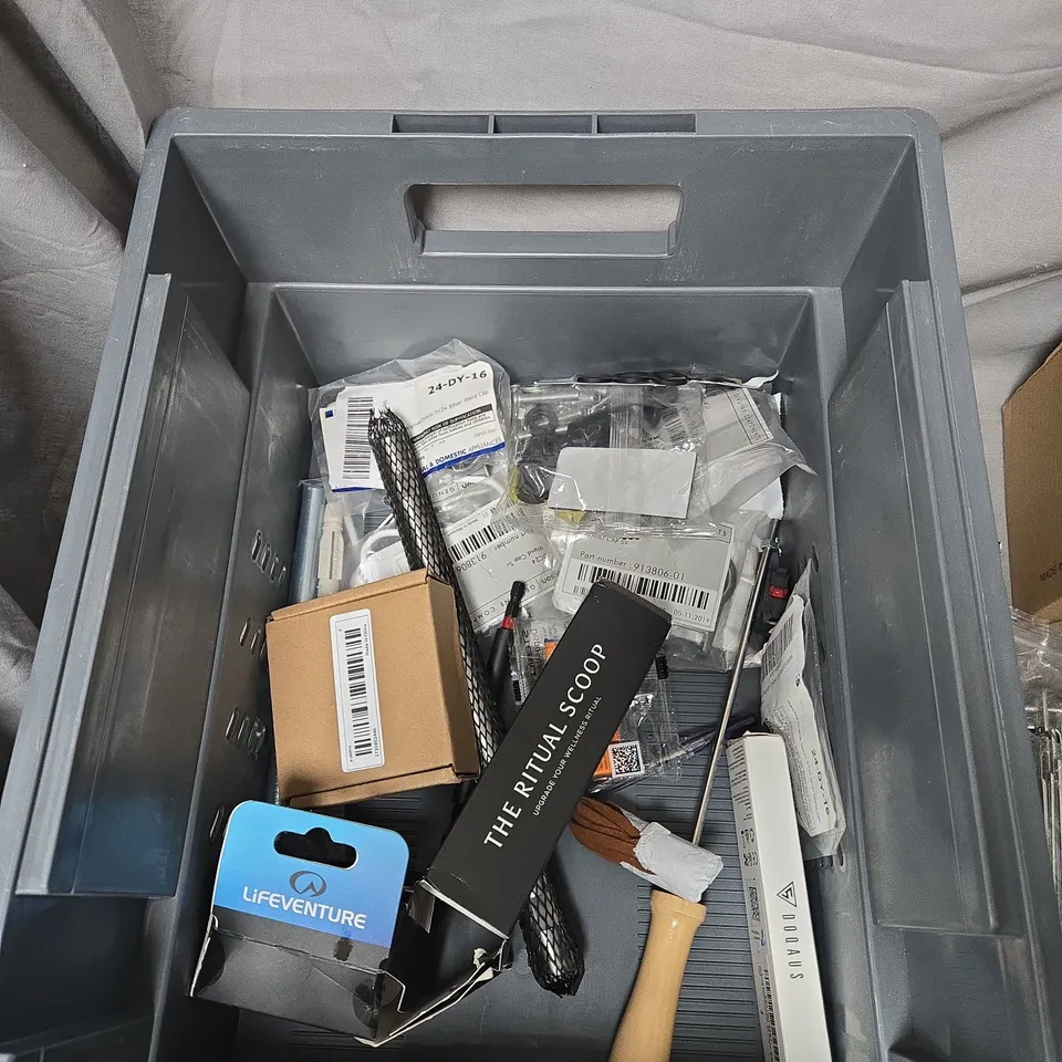 APPROXIMATELY 15 ASSORTED CLEANING, TRAVEL ACCESSORIES & MISCELLANEOUS ITEMS