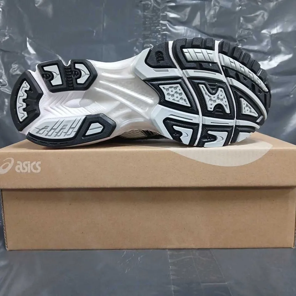 BOXED PAIR OF ASICS GEL-KAYANO 14 TRAINERS IN WHITE/GREY SIZE UK 7.5