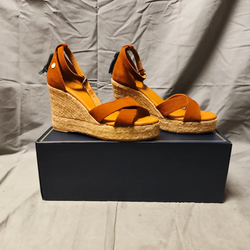 BOXED PAIR OF FAIRFAX & FAVOR OPEN TOE WEDGE SANDALS IN TAN SIZE UK 4