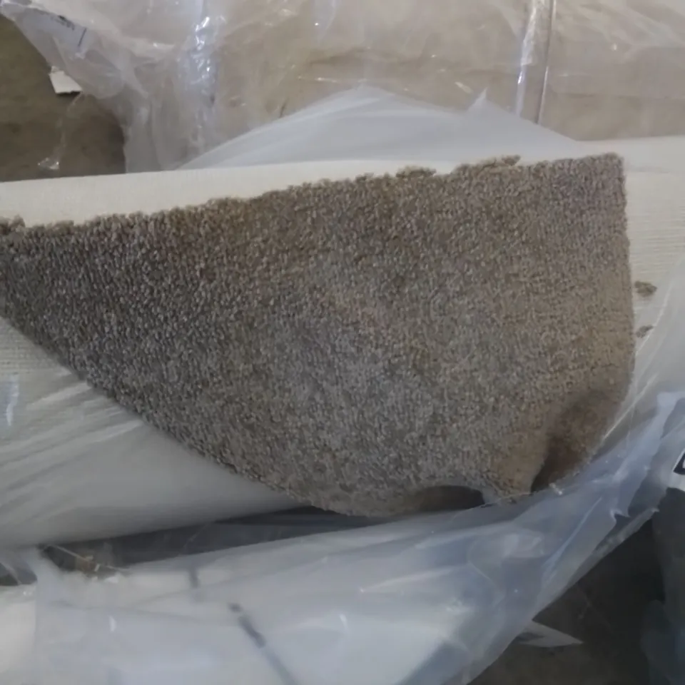 ROLL OF QUALITY EC AURA GOLDILOCKS CARPET // SIZE: APPROXIMATELY 4.4 X 5M