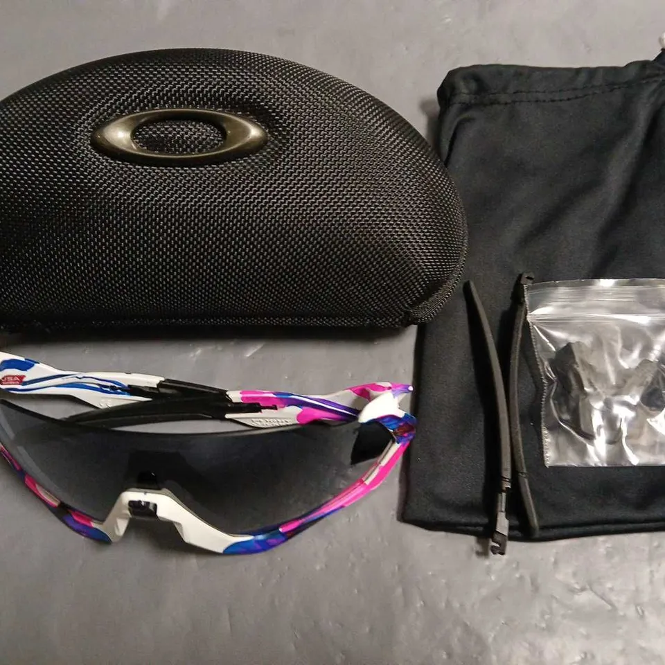 PAIR OF OAKLEY SPORTS STYLE GLASSES IN CASE