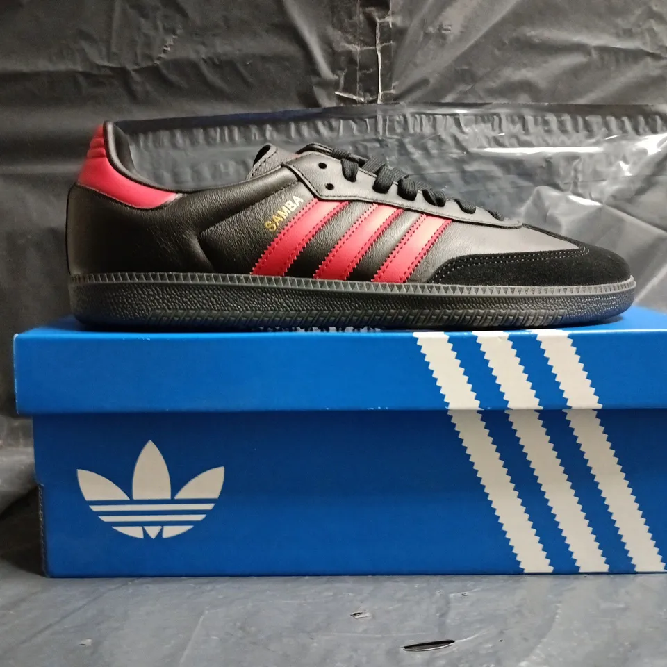 BOXED PAIR OF ADIDAS SAMBA MANCHESTER UNITED TRAINERS IN BLACK/RED SIZE UK 10.5