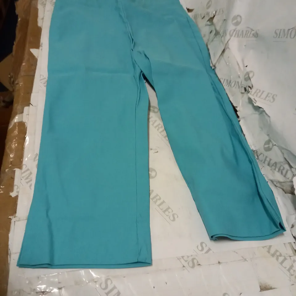 LOT OF APPROXIMATELY 5 ASSORTED CLOTHING ITEMS