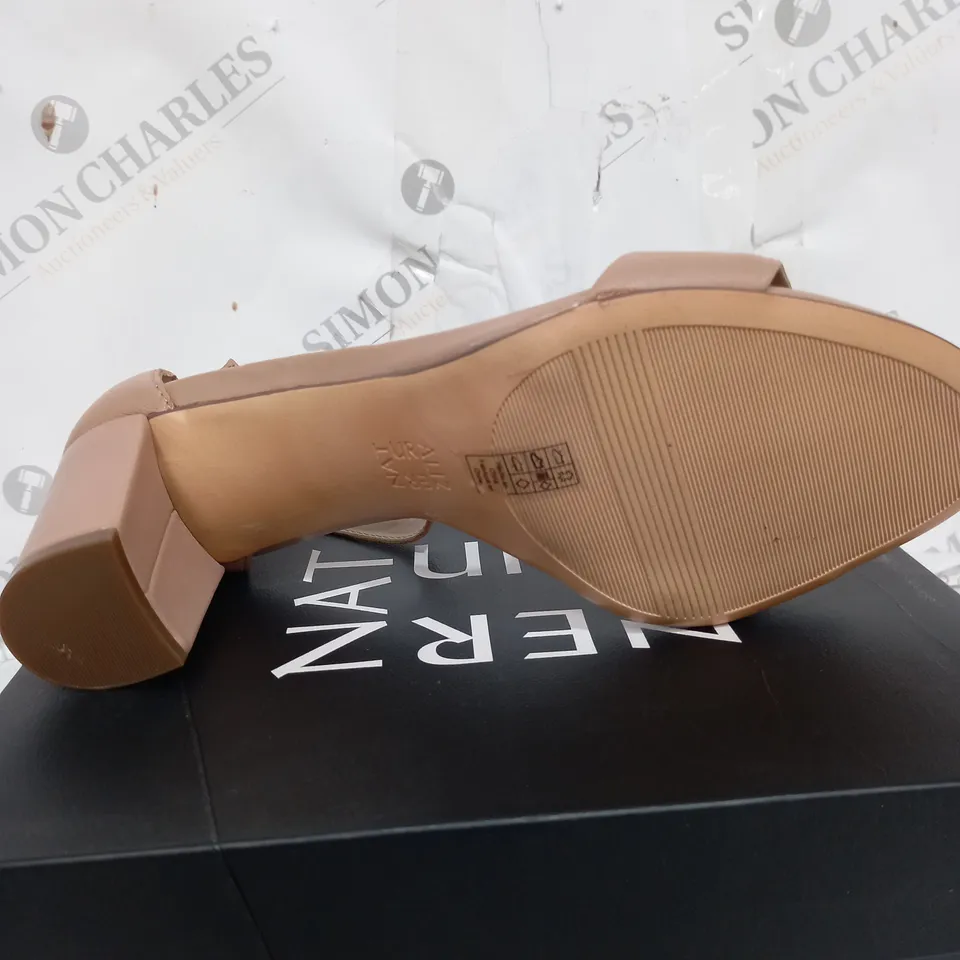 BOXED PAIR OF ALIZER NATURE SIZE 7  NUDE HEELED SHOE