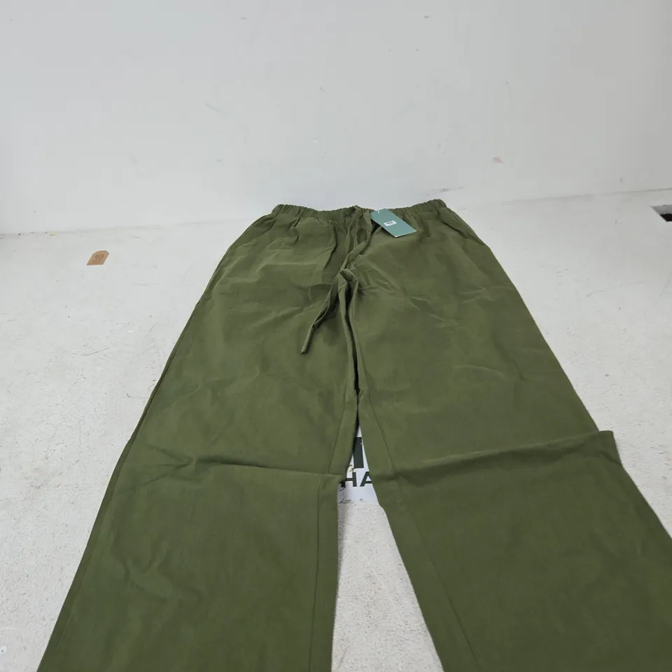 BOX OF APPROXIMATELY 25 ASSORTED CLOTHING ITEMS TO INCLUDE: LA MAREY GREEN PANTS