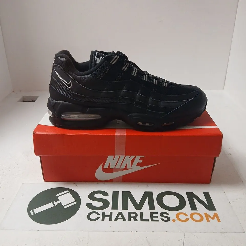 BOXED PAIR OF NIKE AIR MAX 95 BIG BUBBLE TRAINERS IN BLACK - UK 10.5