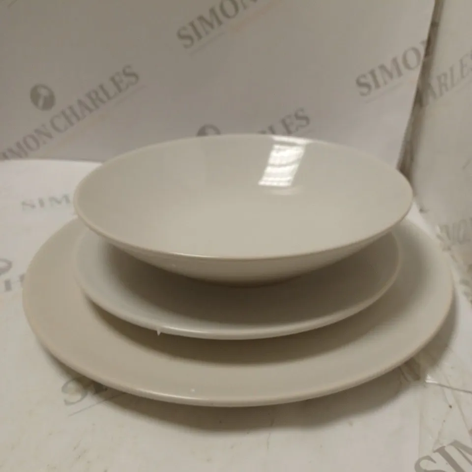 BRAND NEW BOXED CESIRO 18 PIECE DINNERWARE TO INCLUDE LARGE PLATES SAMLL PLATES AND BOWLS / COLLECTION ONLY 