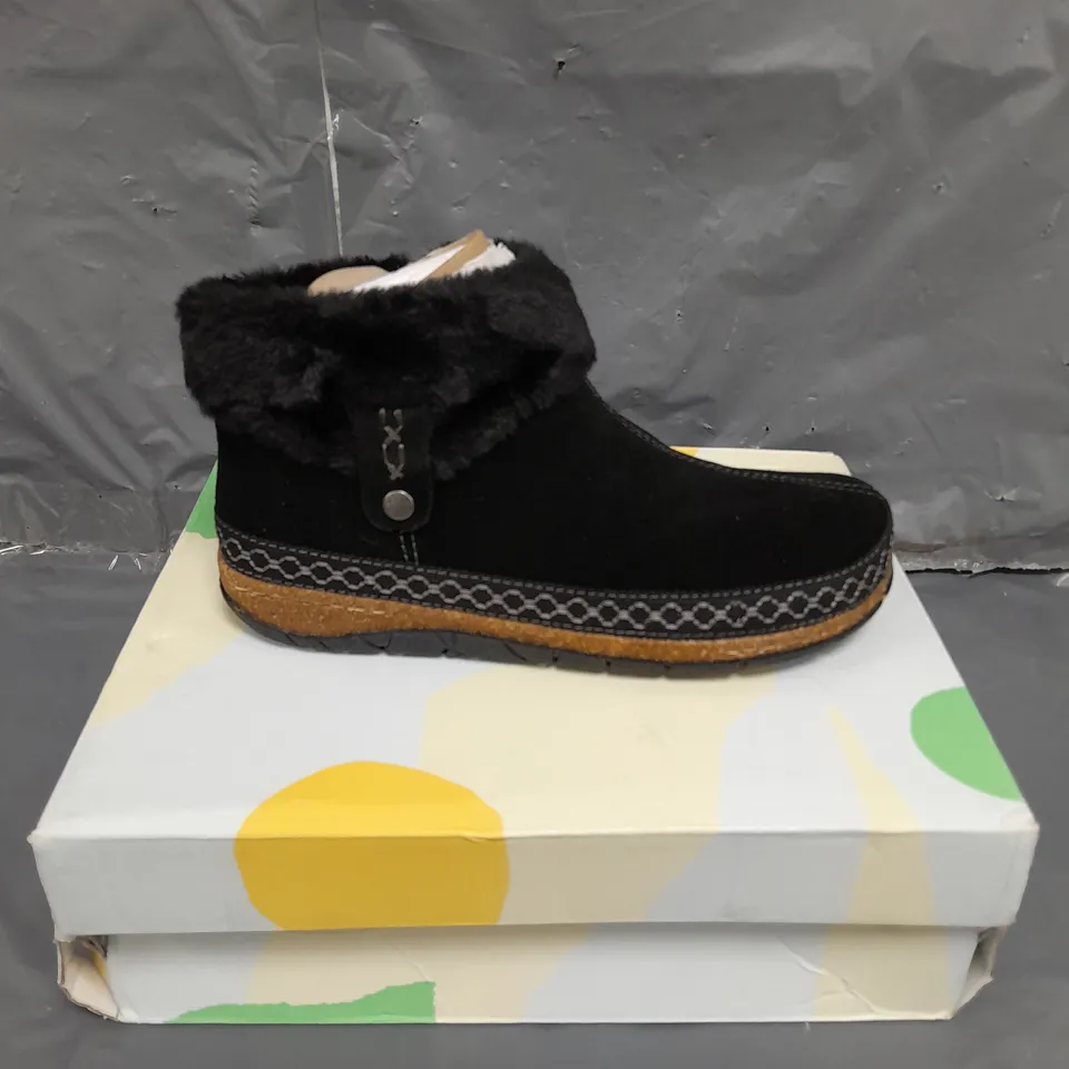 BOXED PAIR OF EARTH ORIGINALS EMMALYN BOOTIES IN BLACK SIZE 6