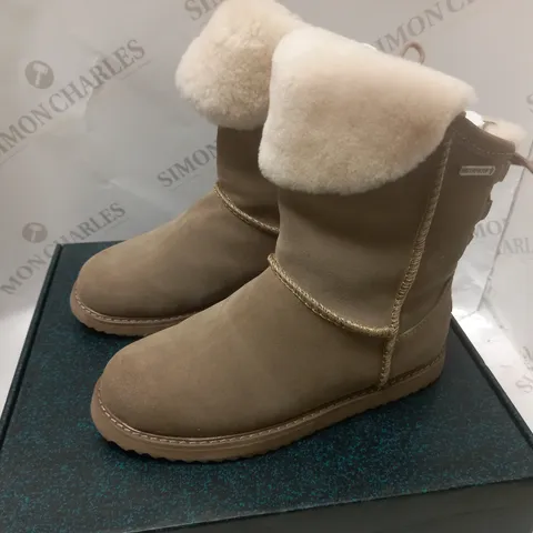 BOXED EMU AUSTRALIA CHAMPIGNON BOOT - SIZE 4