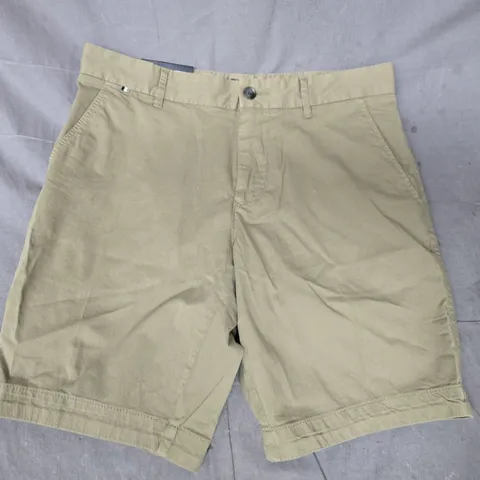 HUGO BOSS SHORTS IN GREEN SIZE UK 48