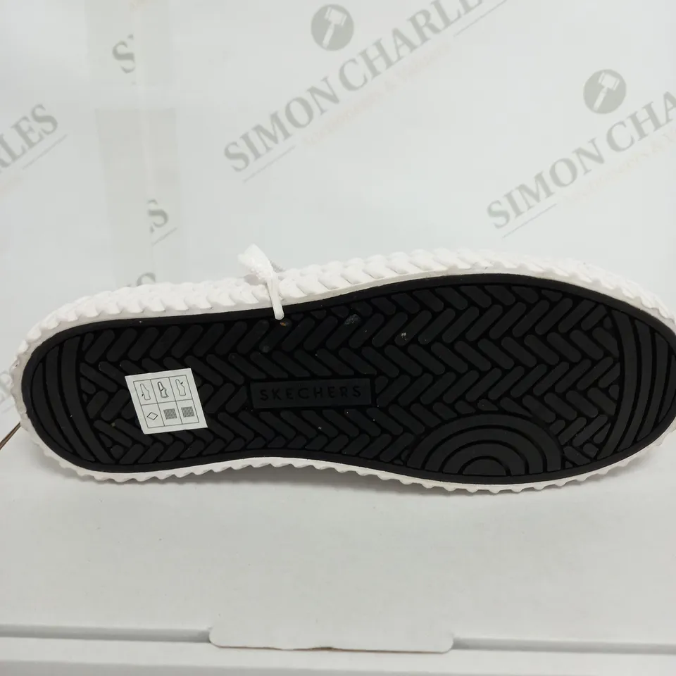 BOXED PAIR OF SKETCHERS STREET TAX TRAINERS SIZE 4 