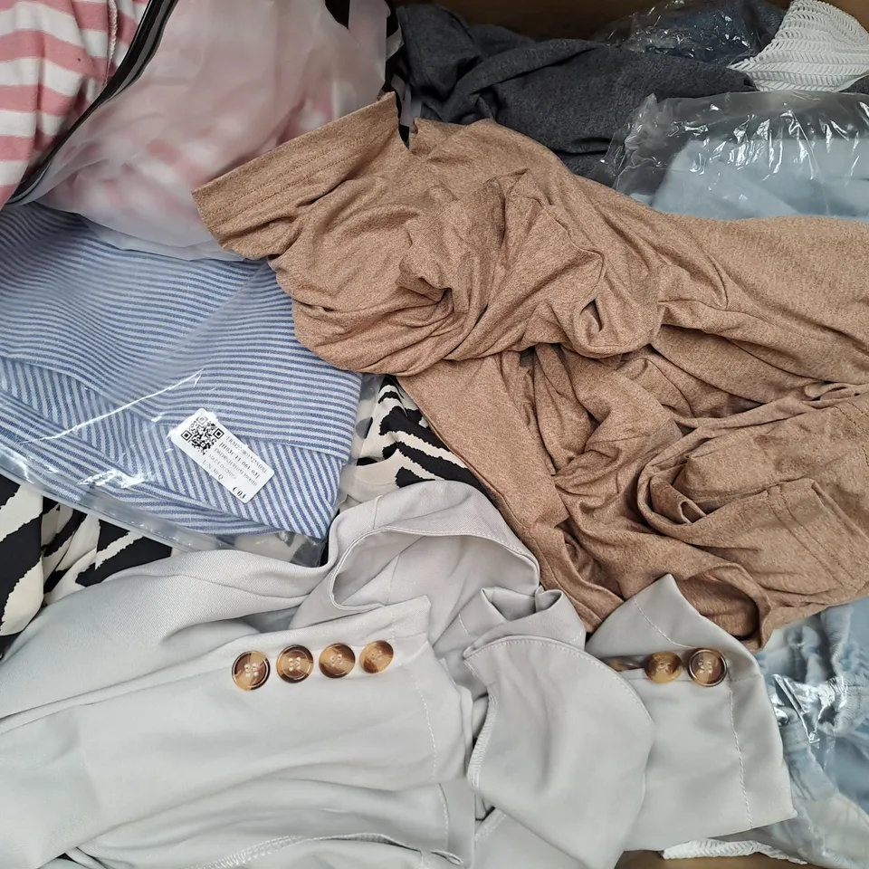 BOX OF APPROXIMATELY 20 ASSORTED CLOTHING AND FASHION ITEMS IN VARIOUS STYLES AND SIZES TO INCLUDE