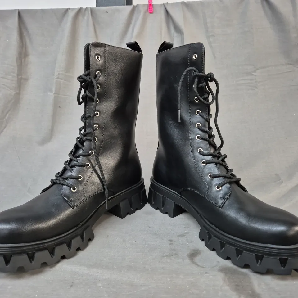 BOXED PAIR OF KOI SIREN MEN'S TALL LACE-UP BOOTS IN BLACK UK SIZE 12