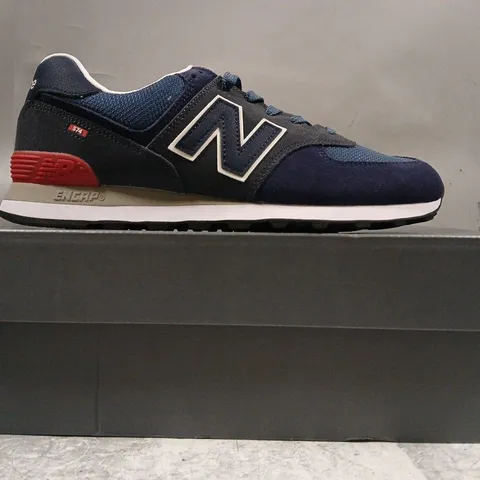 BOXED PAIR OF NEW BALANCE 574 SHOES IN NAVY/RED SIZE UK 10