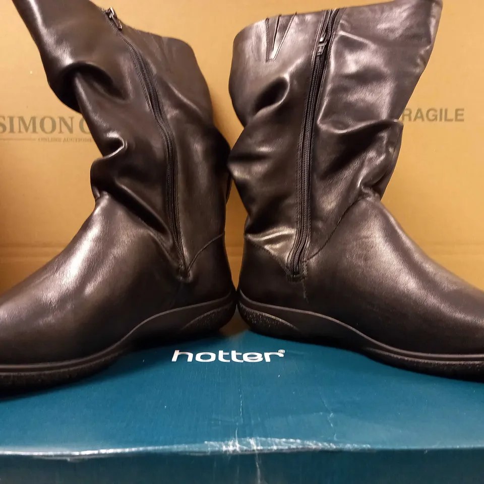 BOXED PAIR OF HOTTER BLACK BOOTS - SIZE 6.5
