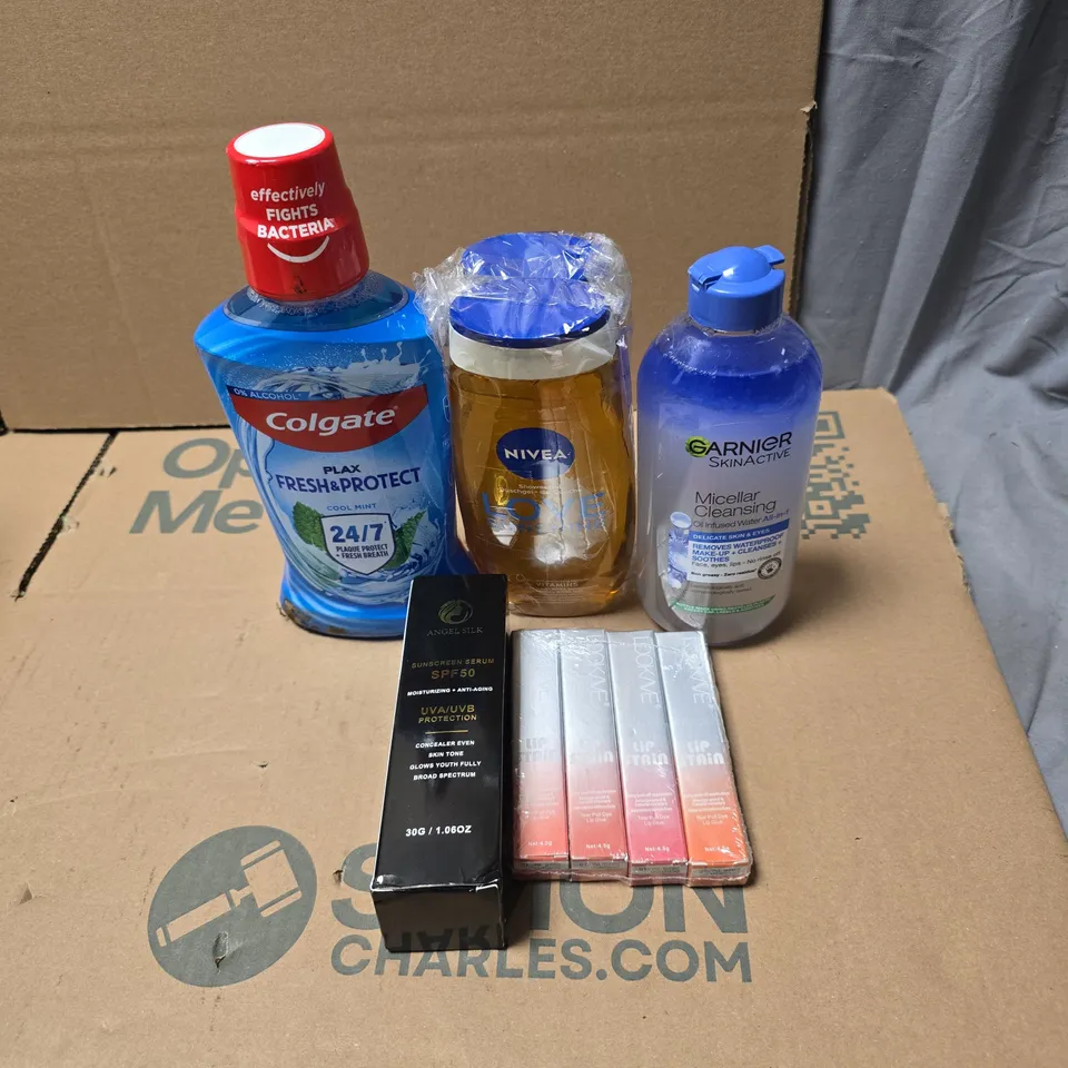 TOTE OF APPROXIMATELY 20 ASSORTED COSMETIC ITEMS TO INCLUDE COLGATE, GARNIER, NIVEA SHOWER GEL, LIP STAIN ETC