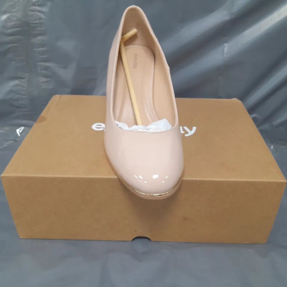 BOXED PAIR OF EVERYDAY WEDGES IN NUDE SIZE 6