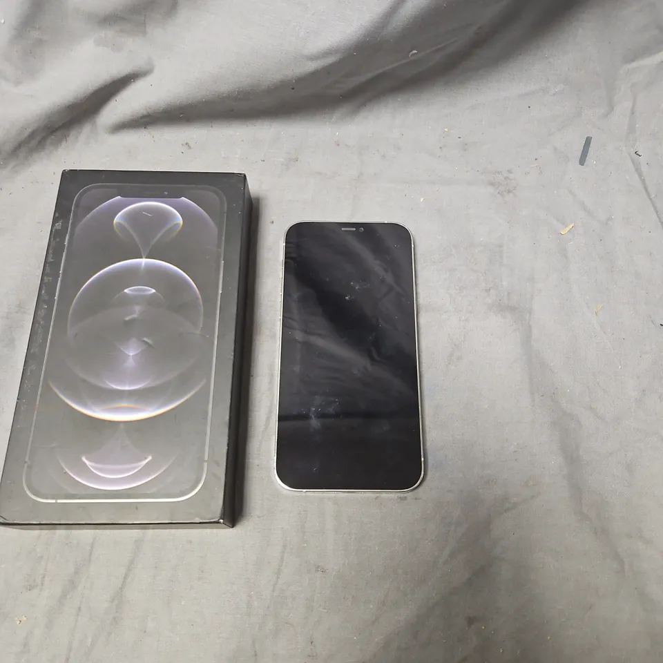 APPLE IPHONE SMARTPHONE – WHITE, DAMAGED BACK GLASS