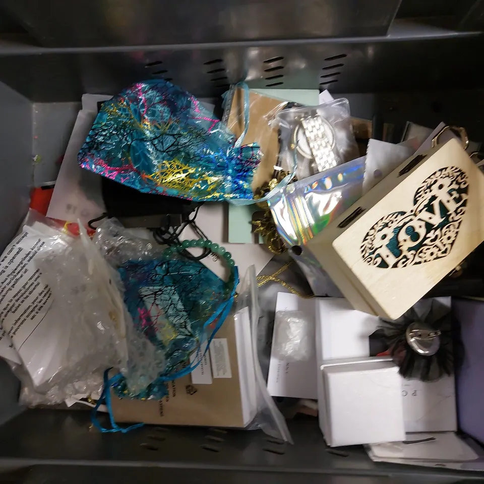 BOX OF APPROX 15 ITEMS TO INCLUDE ENGLAND DIGITAL WATCH, JEWELLERY BOX AND ASSORTED COSTUME JEWELLERY