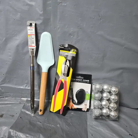 APPROXIMATELY 13 ASSORTED ITEMS TO INCLUDE - OPEN KNOT COMB , BOSCH SDS PLUS , BAUBLES ETC
