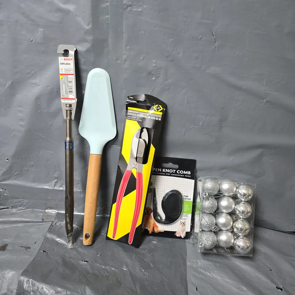 APPROXIMATELY 13 ASSORTED ITEMS TO INCLUDE - OPEN KNOT COMB , BOSCH SDS PLUS , BAUBLES ETC