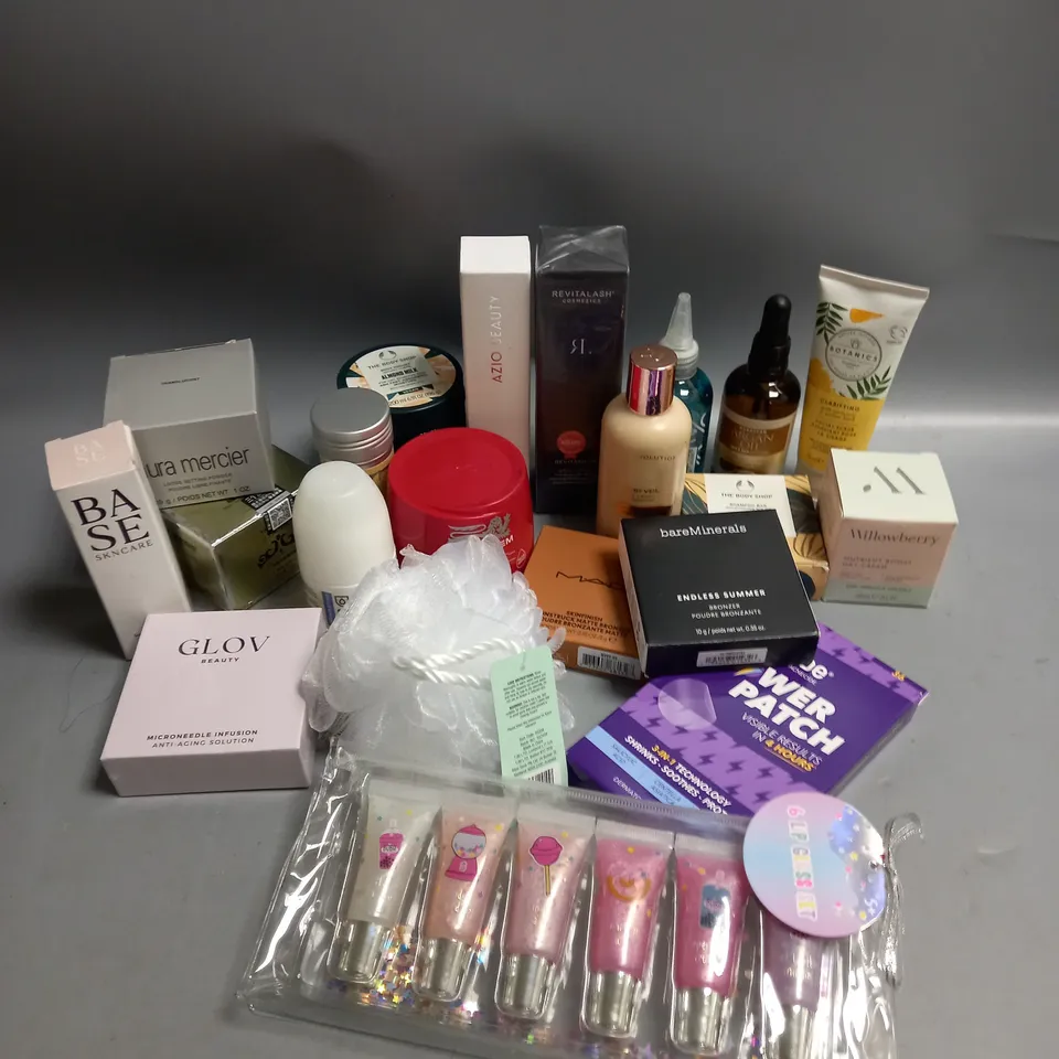 LOT OF APPROX. 18 SKIN AND BODY CARE PRODUCTS TO INCLUDE BODY SHOP, MAC AND BRYLCREEM