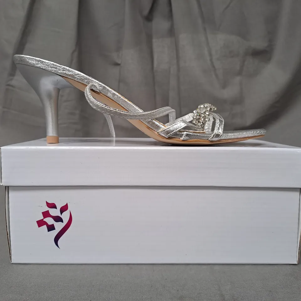 BOX OF APPROXIMATELY 20 PAIRS OF LAVANDA OPEN TOE STRAPPY HEELED SANDALS IN METALLIC SILVER IN VARIOUS SIZES
