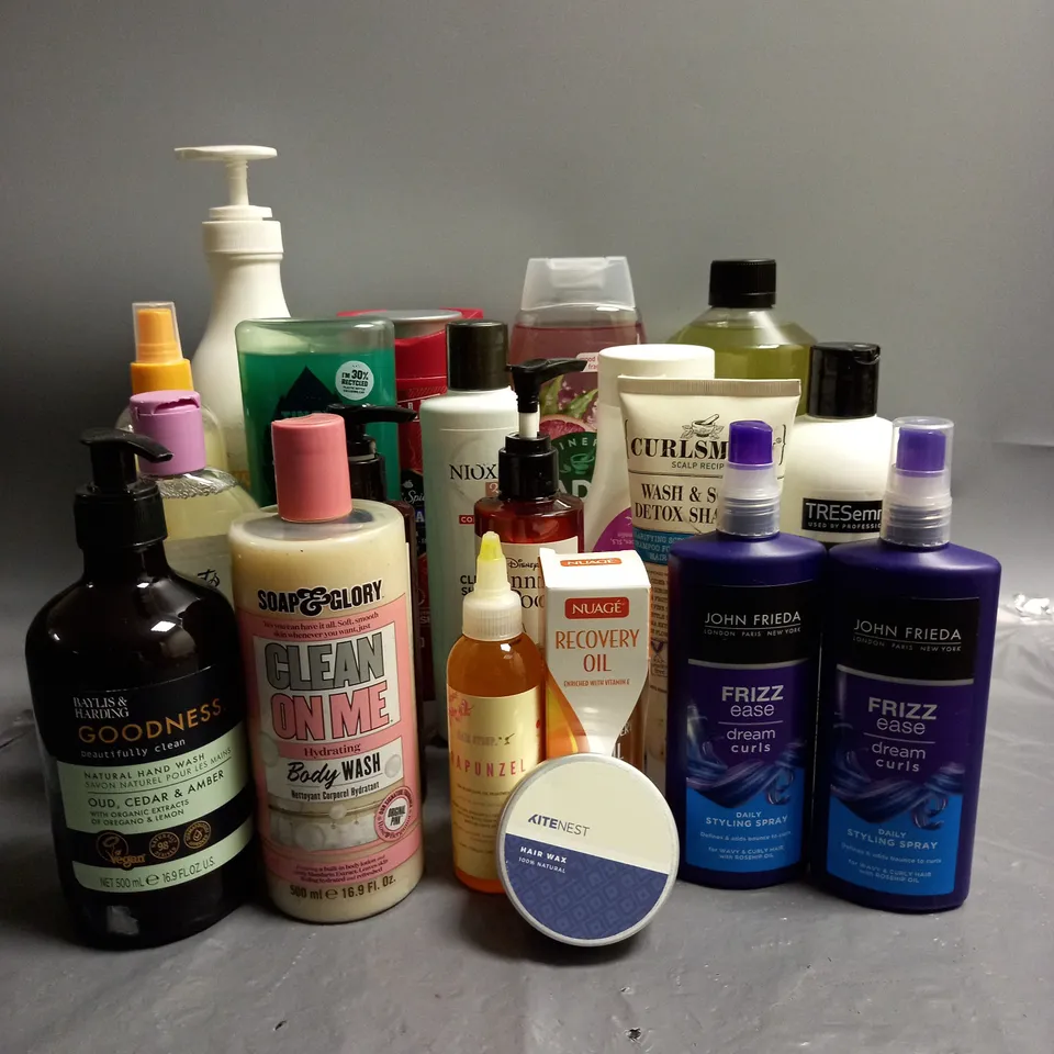 LOT OF 20 ASSORTED HEALTH AND BEAUTY ITEMS TO INCLUDE JOHN FRIEDA FRIZZ EASE DREAM CURLS STYLING SPRAY (200ML), TRESEMME REPLENISH AND CLEANSE CONDITIONER (680ML), SOAP AND GLORY HYDRATING BODY WASH (