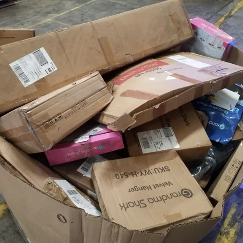 PALLET CONTAINING ASSORTED PRODUCTS INCLUDING VELVET HANGERS, CHRISTMAS TREE, CAKE TURNTABLE & EXTENDABLE GARDEN HOSE