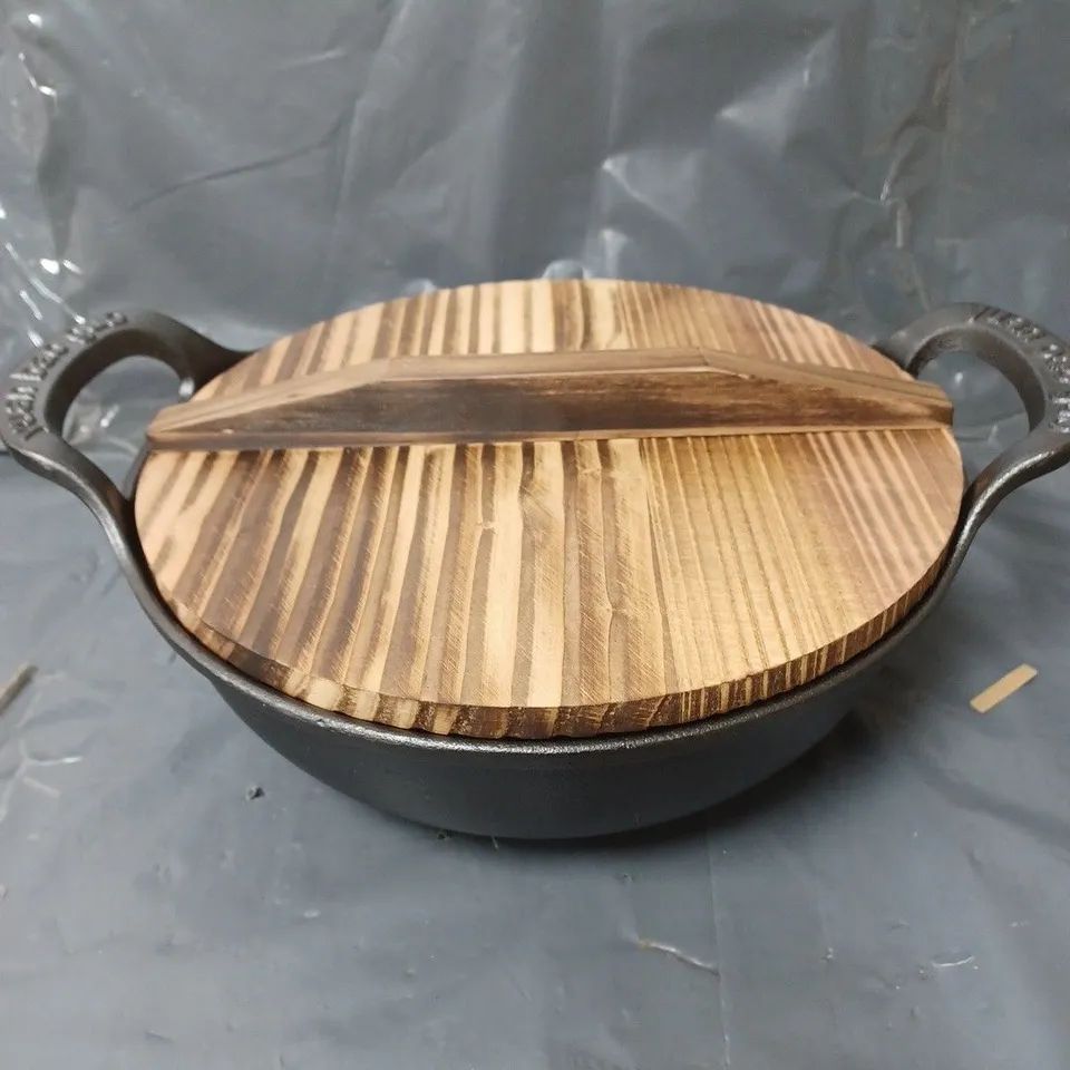 BOXED COLOURED ENAMEL CASSEROLE POT WITH WOODEN LID
