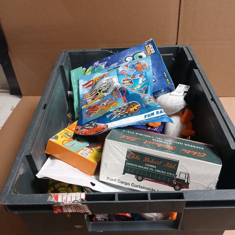 TOTE OF APPROXIMATELY 20 ASSORTED TOYS/RELATED ITEMS TO INCLUDE HOT WHEELS FUN BAG, CRYSTAL GROWING KIT, EDDIE STOBART F210 FORD CARGO LORRY MODEL, SOFT TOYS ETC