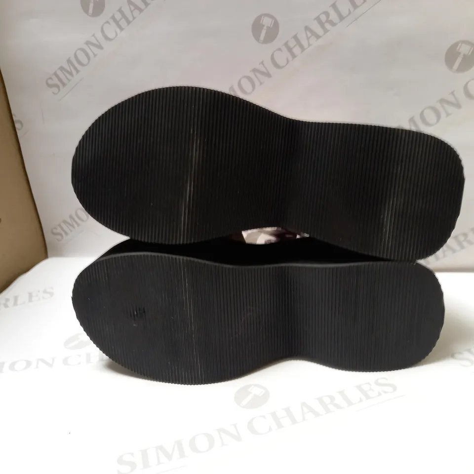 DESIGNER KOI VEGAN FLYING WHISPERS PURPLE PLAID BUTTERFLY SANDALS 