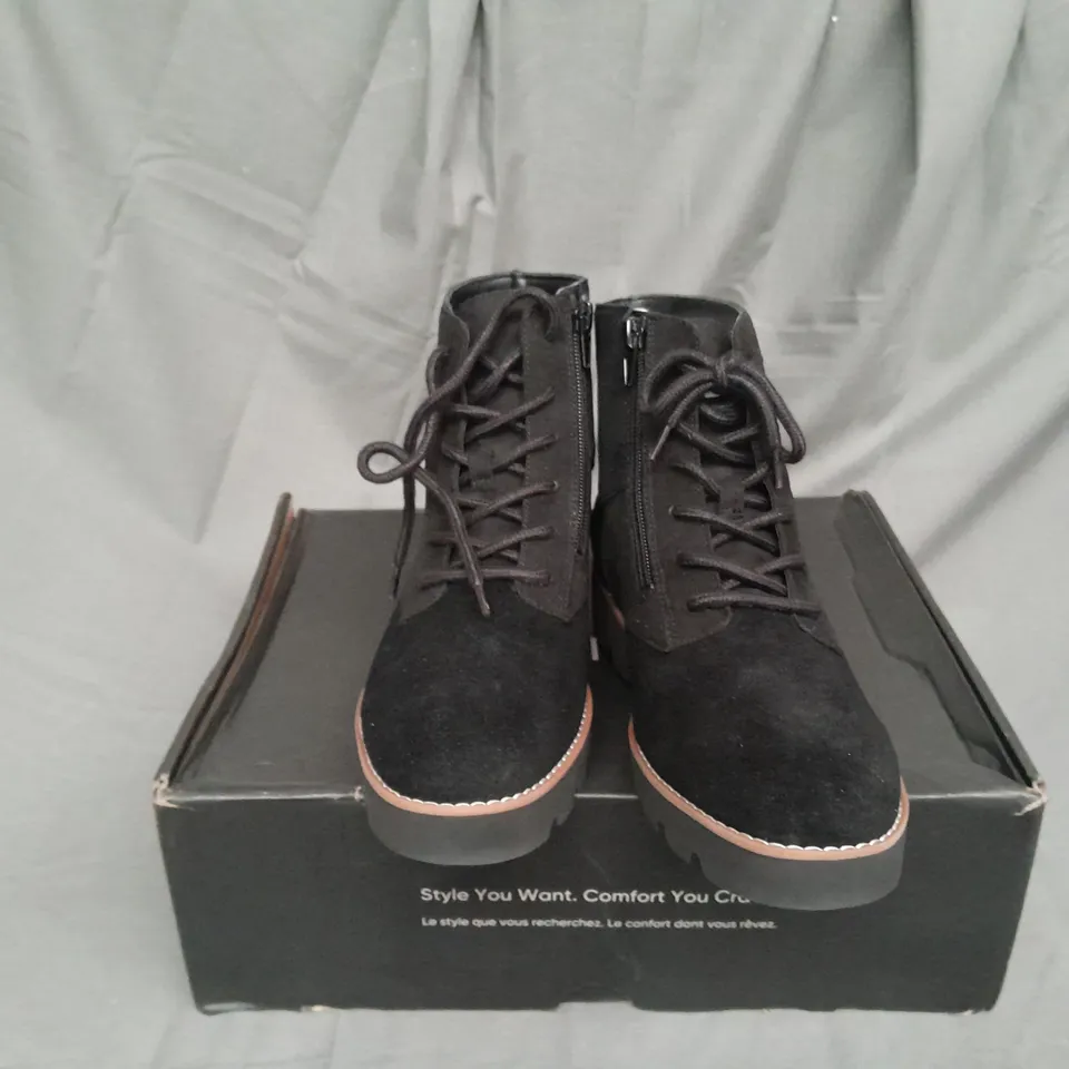 BOXED PAIR OF VIONIC LARSON LACE UP BOOTS IN BLACK SIZE 4