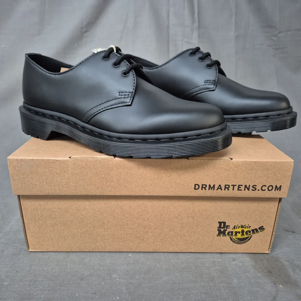 BOXED PAIR OF DR MARTENS 1461 MONO SHOES IN BLACK UK SIZE 6