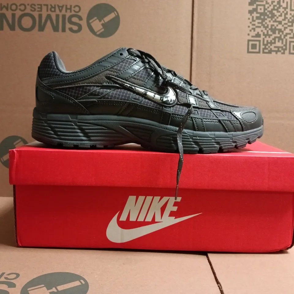 BOXED PAIR OF NIKE P-6000 TRAINERS IN IRON GREY/METALLIC SILVER SIZE UK 8
