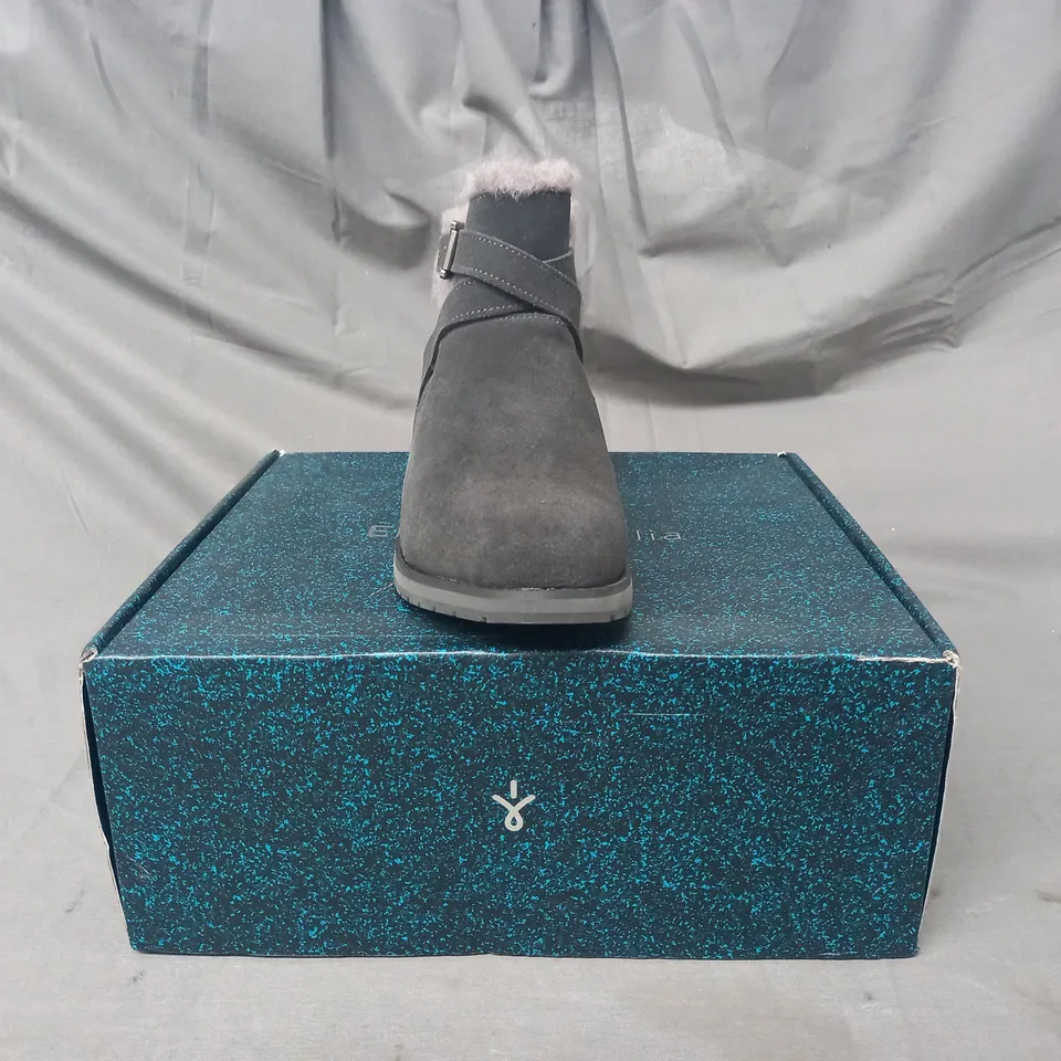 BOXED PAIR OF EMU AUSTRALIA SUEDE ANKLE BOOTS IN GREY SIZE 5