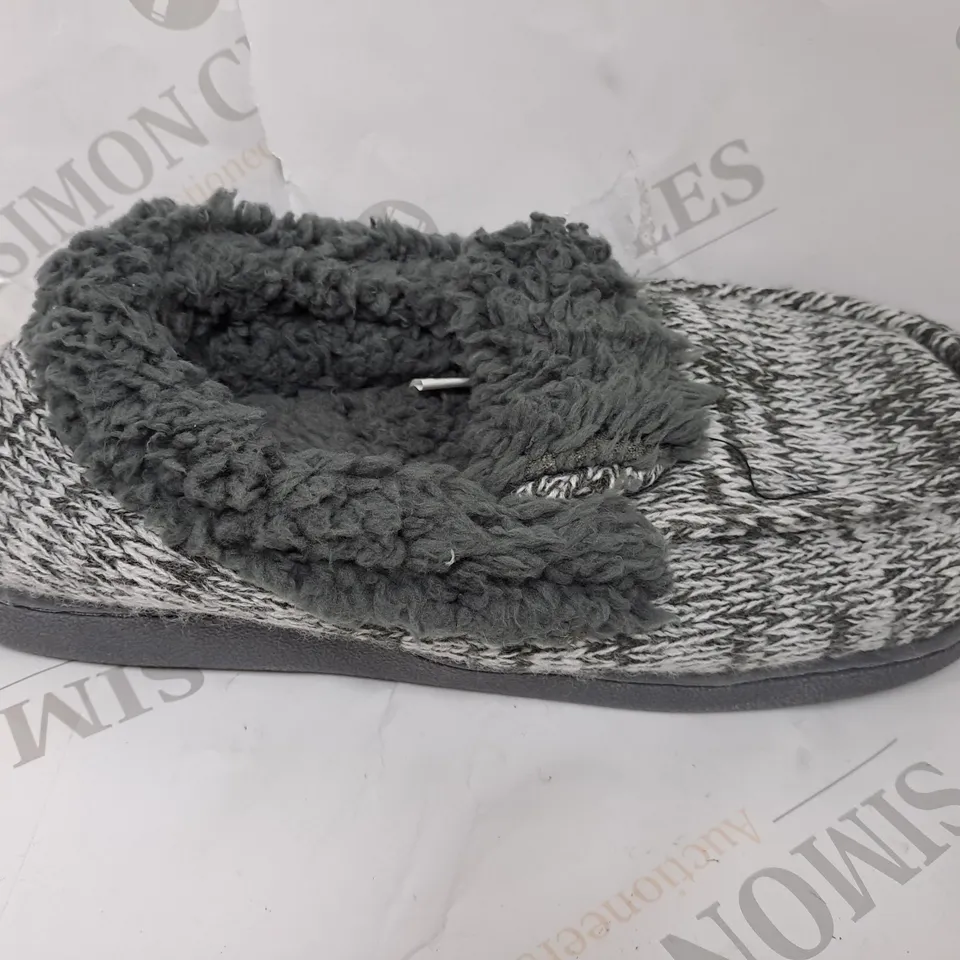 PAIR OF MUK LUKS ANAIS SLIPPERS IN GREY - SIZE 9