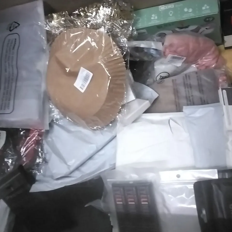 PALLET OF ASSORTED ITEMS INCLUDING GLASS STORAGE JAR, LED METEOR LIGHT, ROCKET LAUNCHER FOR KIDS, GLASS SCREEN PROTECTOR, BLUE BAUBLE SET, CHRISTMAS COOKIE CUTTERS