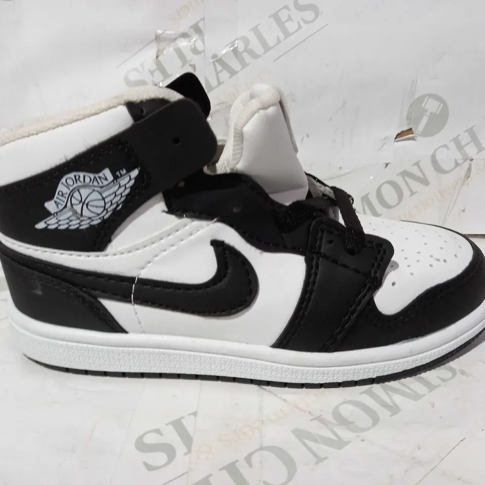 BOXED PAIR OF NIKE AIR JORDAN CHILDREN'S SHOES IN BLACK/WHITE EU SIZE 31