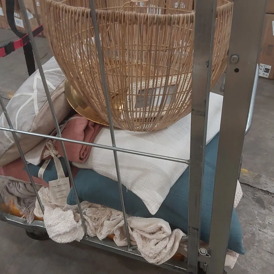 CAGE CONTAINING ASSORTED DESIGNER HOUSEHOLD ITEMS INCLUDING: CUSHIONS, THROWS, BEDDING, PICTURE ECT // CAGE NOT INCLUDED