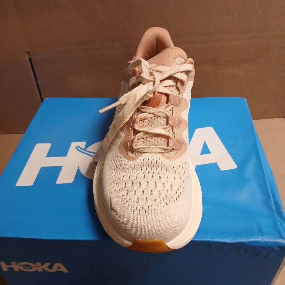 HOKA WOMEN'S RUNNING SHOES – PINK/BEIGE BOXED SIZE 5.5